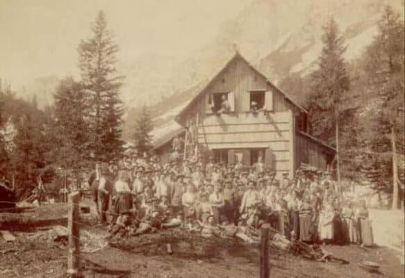 Vršičin alapuolella sijaitsevan nykyisen Erjavecin Vosshütten avaaminen 14. heinäkuuta 1901.