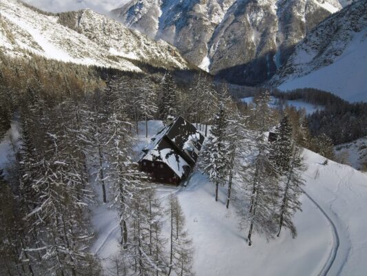 Tutustu Vršič Mountain Lodge Erjavčeva kočan viehätykseen: Julian Alpeilla piilotettu helmi