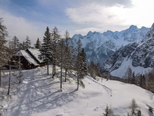 Vanhin vierastalo Vršičin solalla Kranjska Gorassa
